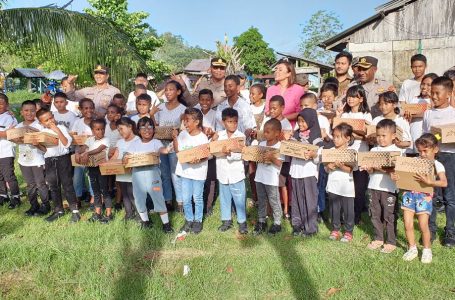 Riang Gempita Anak-anak Teluk Bintuni Terima Bantuan Sepatu Dari Ketua Umum Bhayangkari